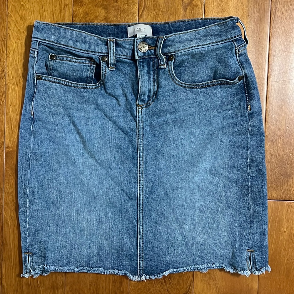 LOFT Outlet Denim Jean Skirt Size 0 Distressed Hem Classic Nautical Coastal